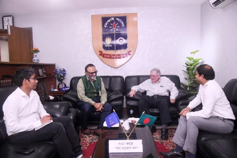 ঢাবি উপাচার্যের সঙ্গে অক্সফোর্ড বিশ্ববিদ্যালয়ের ইমেরিটাস অধ্যাপকের সাক্ষাৎ